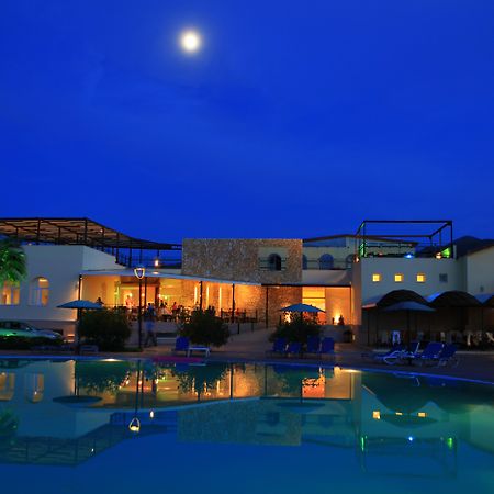 Almyros Beach Almiros Beach Exterior foto The resort at night