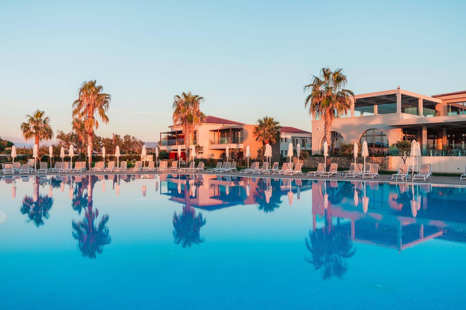 Almyros Beach Almiros Beach Exterior foto The resort at sunset
