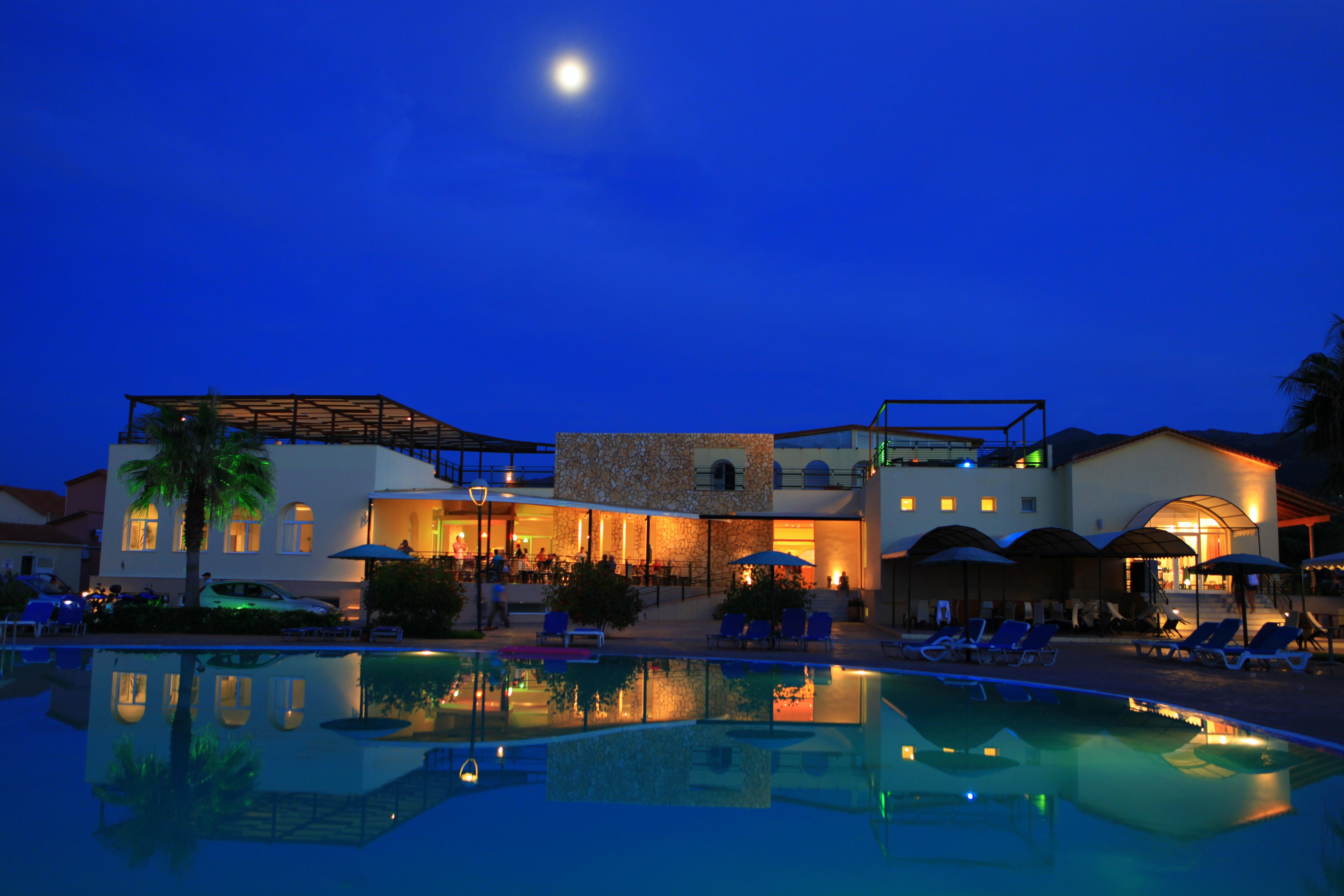 Almyros Beach Almiros Beach Exterior foto The resort at night