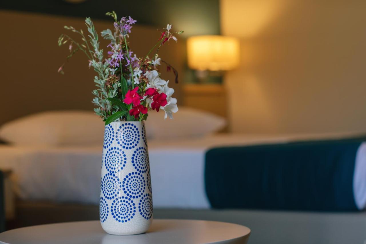 Almyros Beach Almiros Beach Exterior foto A vase of flowers